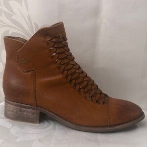 Antelope Woven Leather Ankle tan Boot size  7.5 EUC